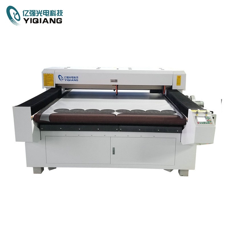 布料激光切割机VS传统切割方式：为什么激光被越来越多人选择？